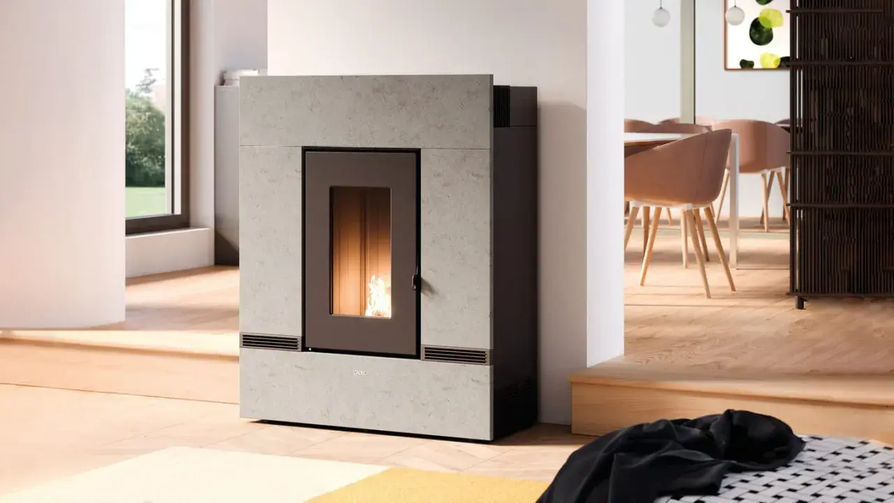 Poêle à granulés moderne, idéal pour une consommation d'énergie maîtrisée. Flammes visibles dans la chambre de combustion.