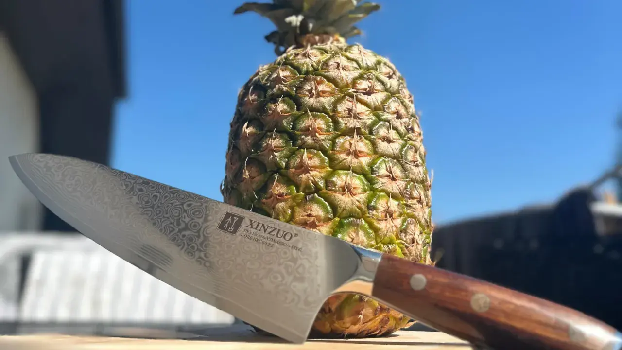 Ostrość noża XINZUO i dojrzały ananas zapowiadają, jak pokroić ananasa.
