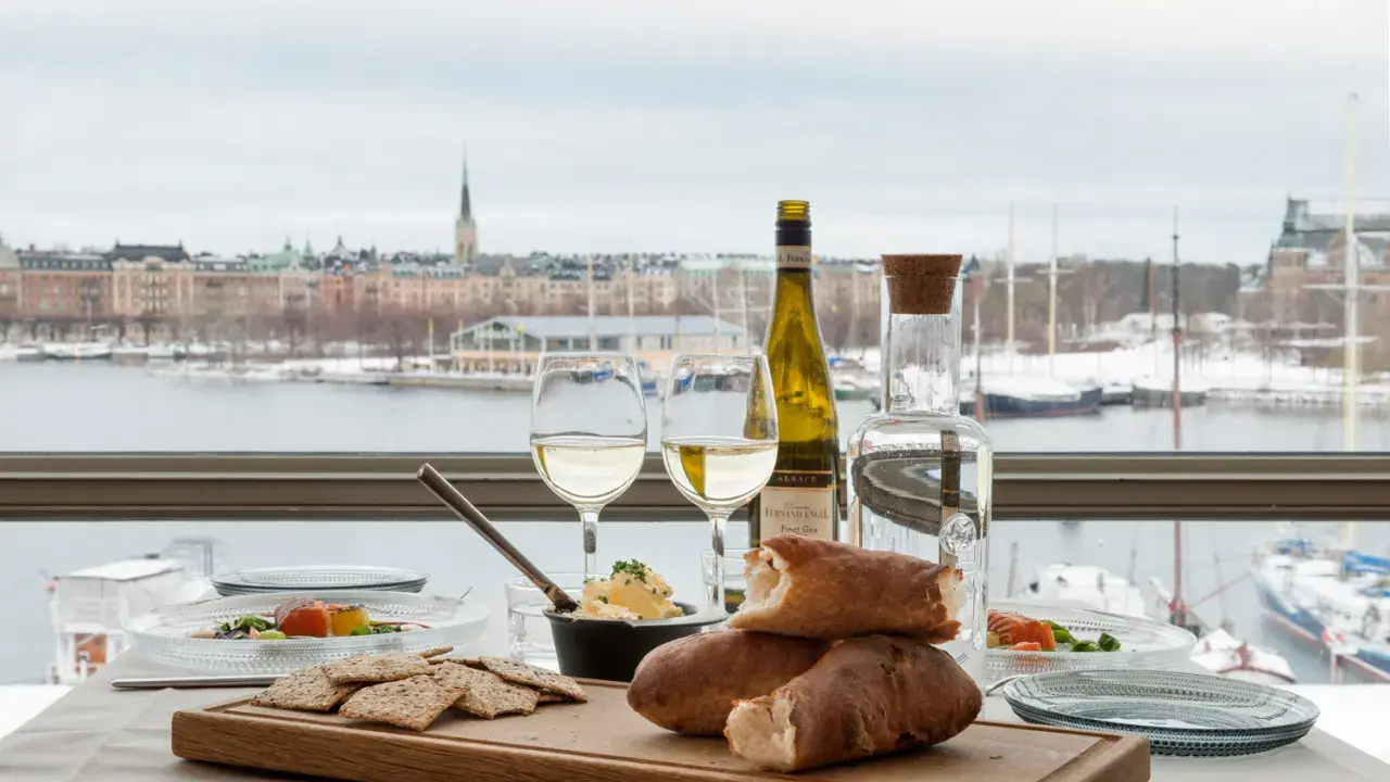 En härlig måltid med vin och bröd på Cafe Skeppsholmen med utsikt över Stockholm.