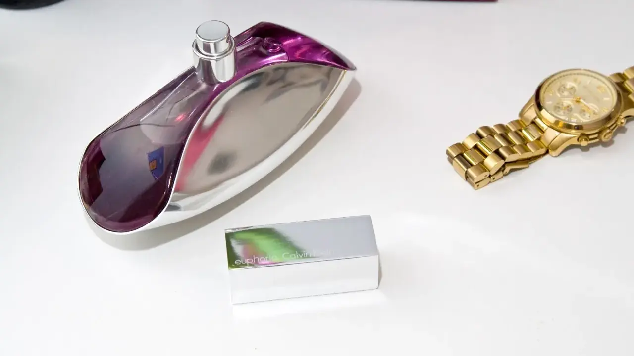 Perfumy Calvin Klein Euphoria i złoty zegarek. Jak sprawdzić oryginalność?