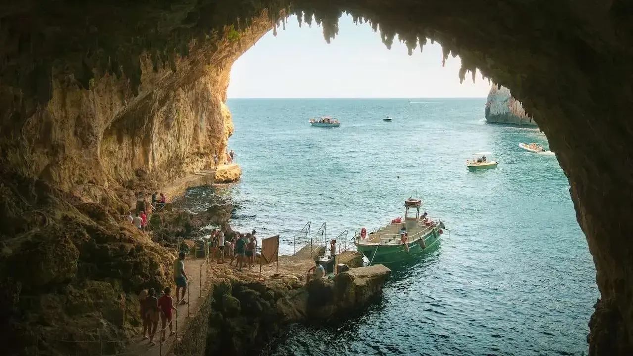 Grotta della Poesia, Castro Marina: sentiero panoramico e barche in mare. Cosa vedere in questo luogo magico.