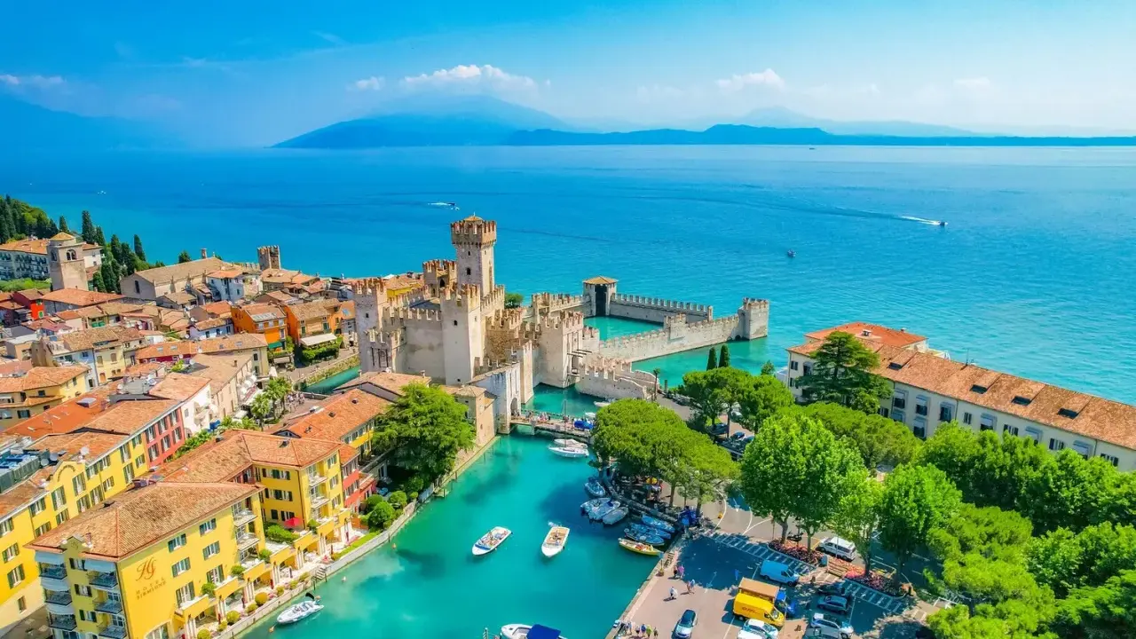Un perfetto weekend sul lago di Como: castello medievale, acque cristalline e case colorate.