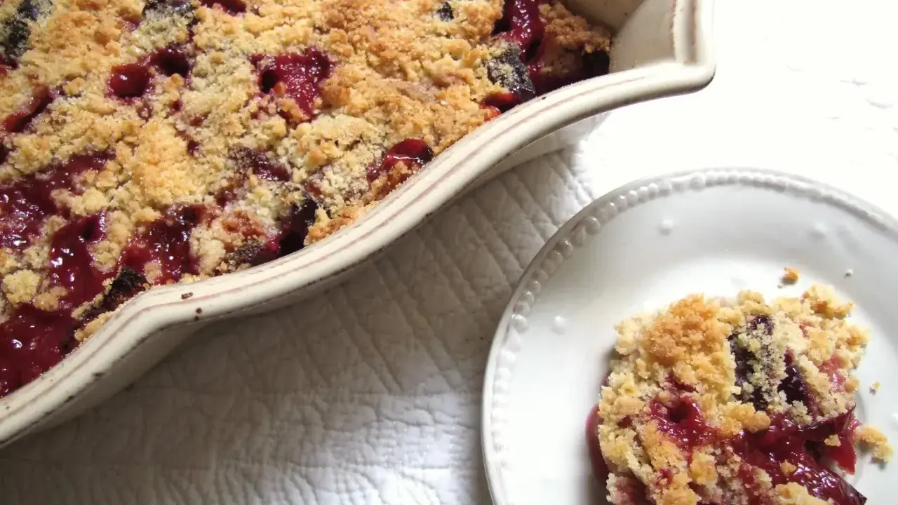 Un délicieux crumble aux quetsches, croustillant et fruité, prêt à être dégusté. Une recette simple et gourmande.