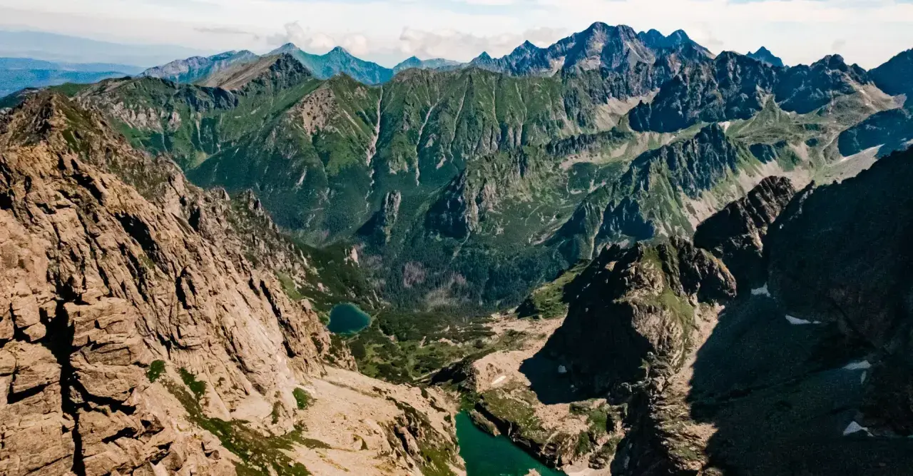 Majestatyczne Tatry, skaliste zbocza i zielone doliny. Jak się przygotować na taką wyprawę?