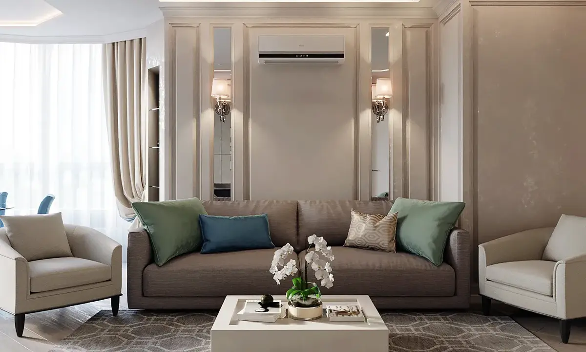Soggiorno elegante con divano marrone, poltrone beige e tavolino bianco. Un perfetto esempio di arredamento contemporaneo chic.