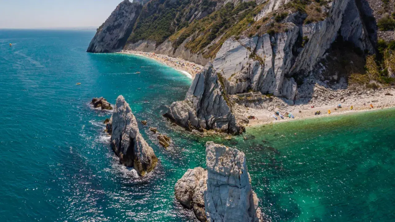 Scogliere bianche e mare turchese, una spiaggia affollata e kayak: ecco cosa vedere a Civitanova Marche per una vacanza indimenticabile.