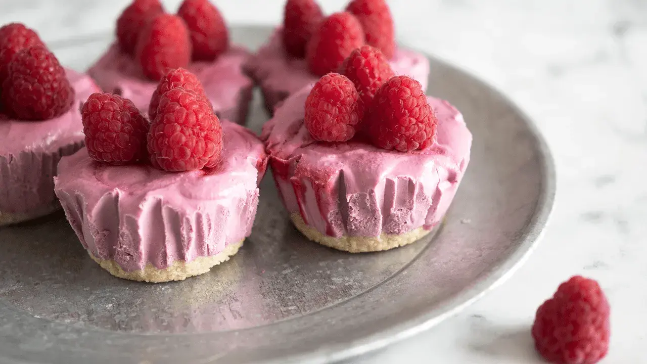 Små rosa bakelser med hallon på, perfekta att baka utan ugn.