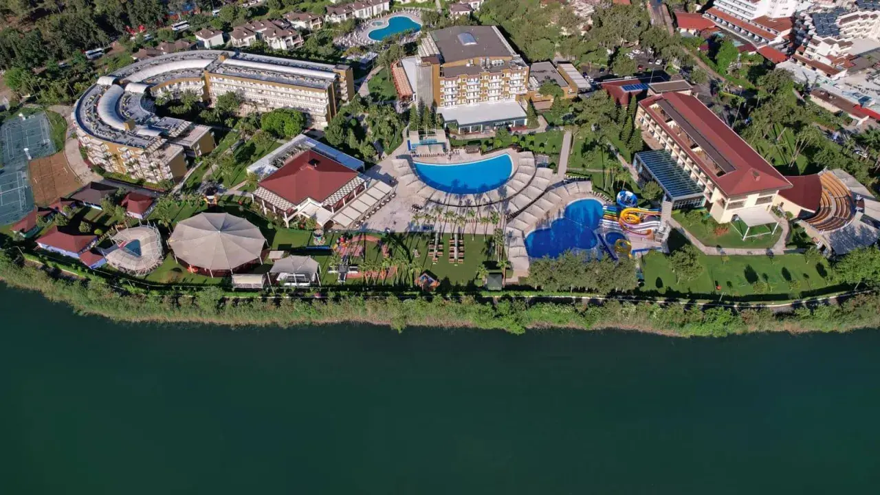 Marvida Family Eco Resort: rozległy kompleks z basenami, zjeżdżalniami i terenami zielonymi nad jeziorem.