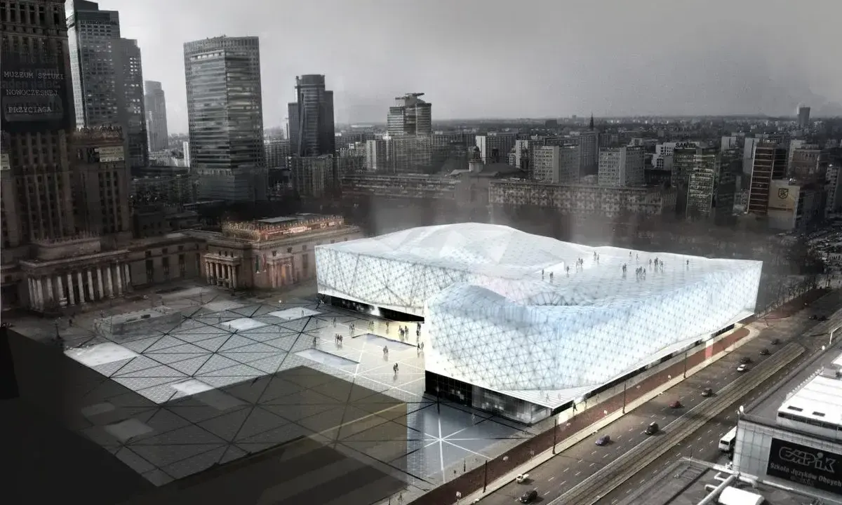 Nowoczesny budynek muzeum sztuki współczesnej w Warszawie, z charakterystyczną, geometryczną fasadą, otoczony placem i otoczeniem miejskim.