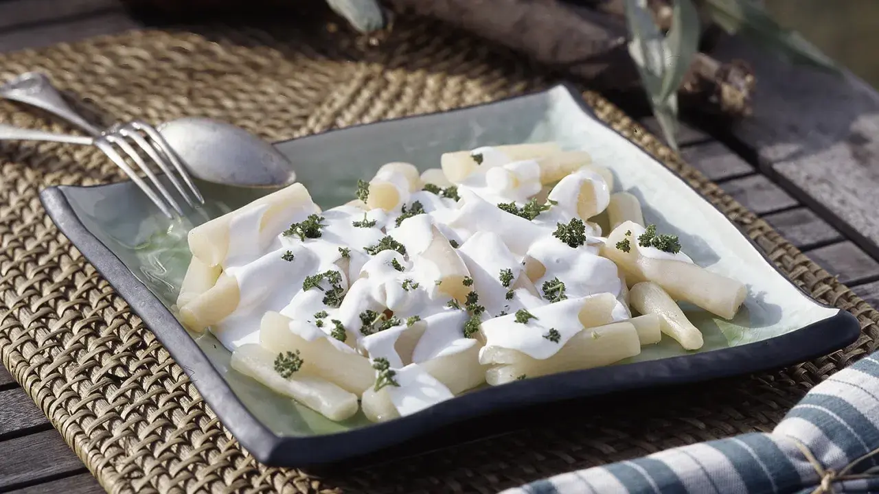 Scorsonère en sauce blanche, parsemée de persil. Un plat simple et savoureux, évoquant la culture de ce légume racine.