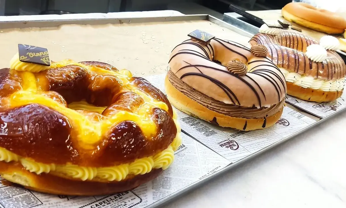 Rosca de la Almudena, un dulce circular relleno de crema, decorado con glaseado y chocolate.