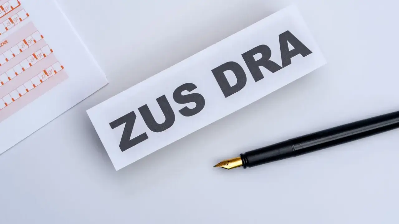 ZUS DRA na papierze, obok czarne pióro. Dokumenty do wypełnienia.