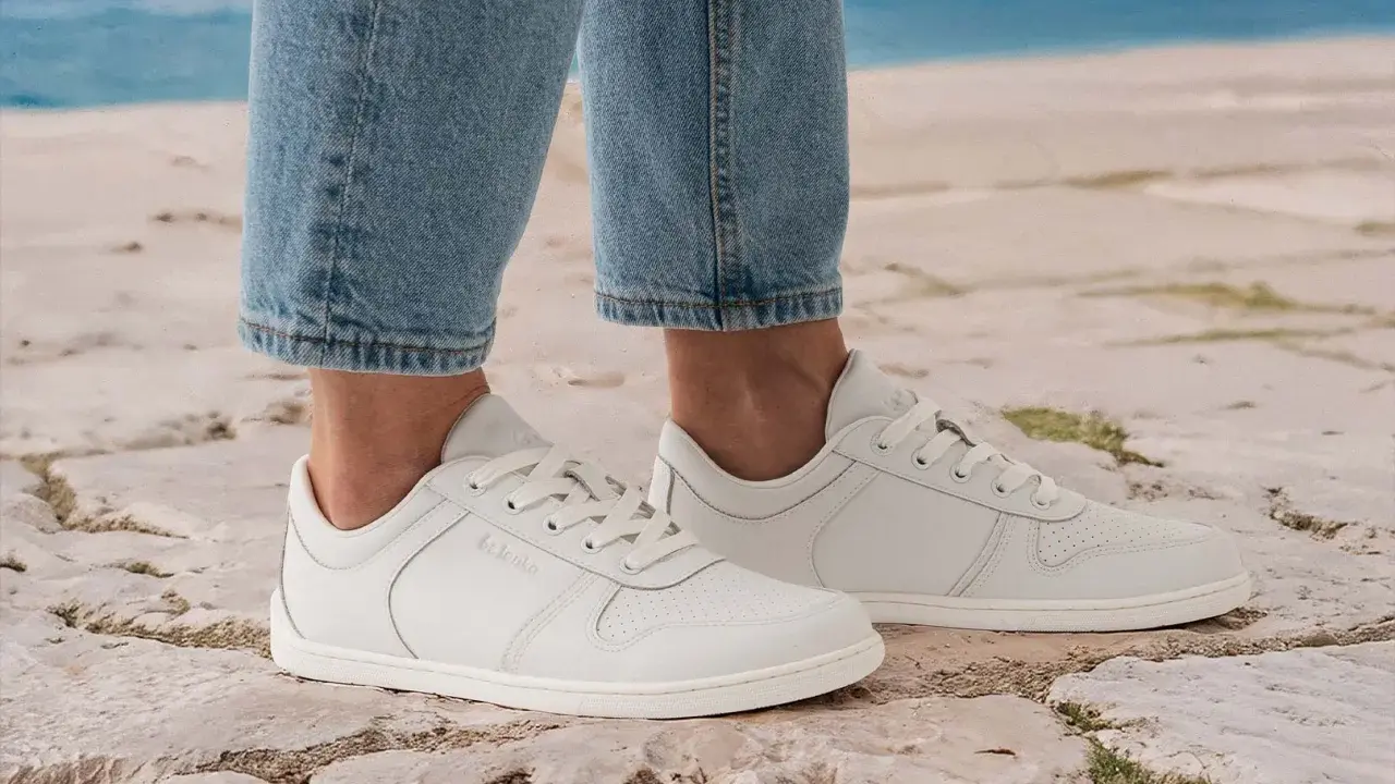 Scarpe bianche donna con jeans, perfette per un look casual da spiaggia. Scopri come abbinare le scarpe bianche donna per ogni occasione.