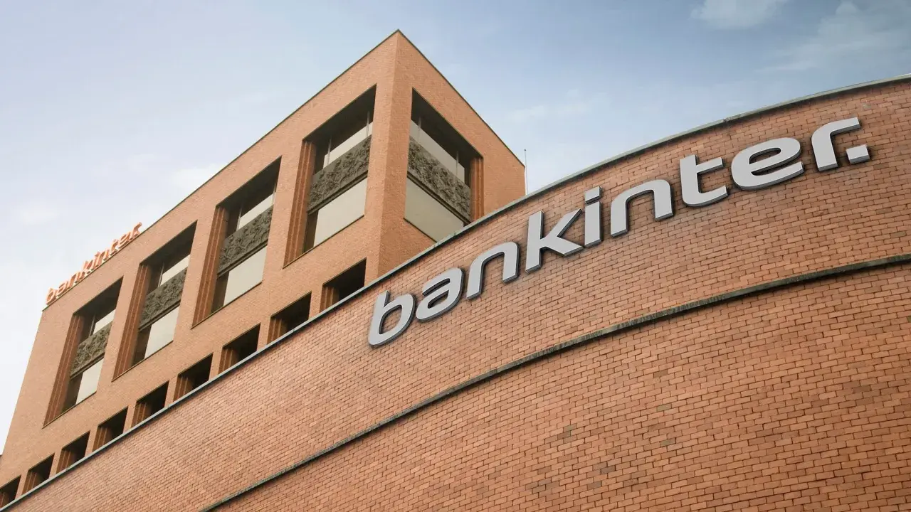 Edificio de ladrillo con el logo de Bankinter. Un símbolo de confianza para las Bankinter empresas.