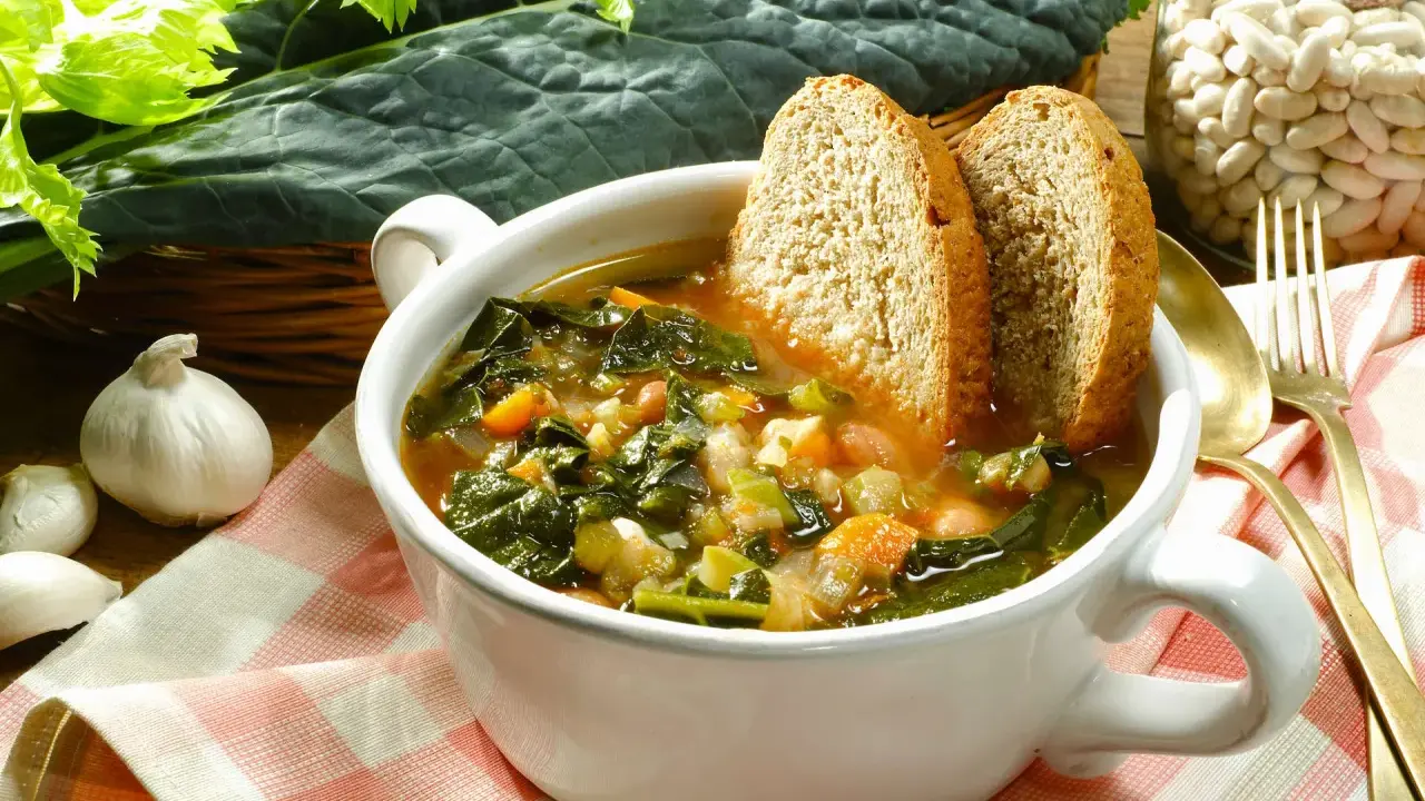 Zuppa di cavolo nero e fagioli, uno dei piatti tipici toscani, servita con pane tostato.