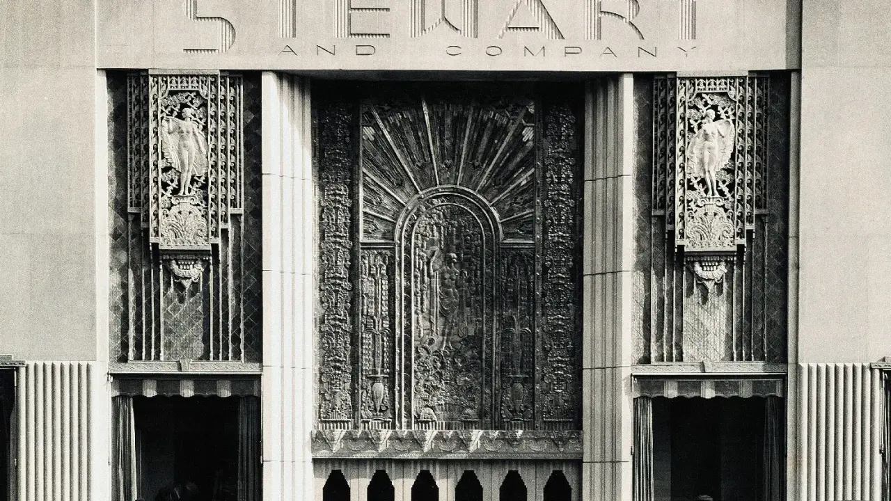 Façade du magasin Stewart and Company, ornée de figures féminines et d'un motif rayonnant, typique de l'époque Art Déco.