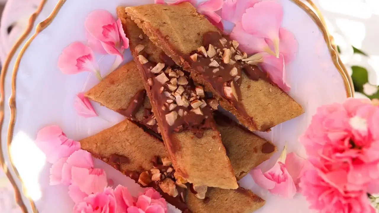 Småkakor med choklad och nötter, perfekta till fikat. Ett enkelt kolakakor recept att prova!
