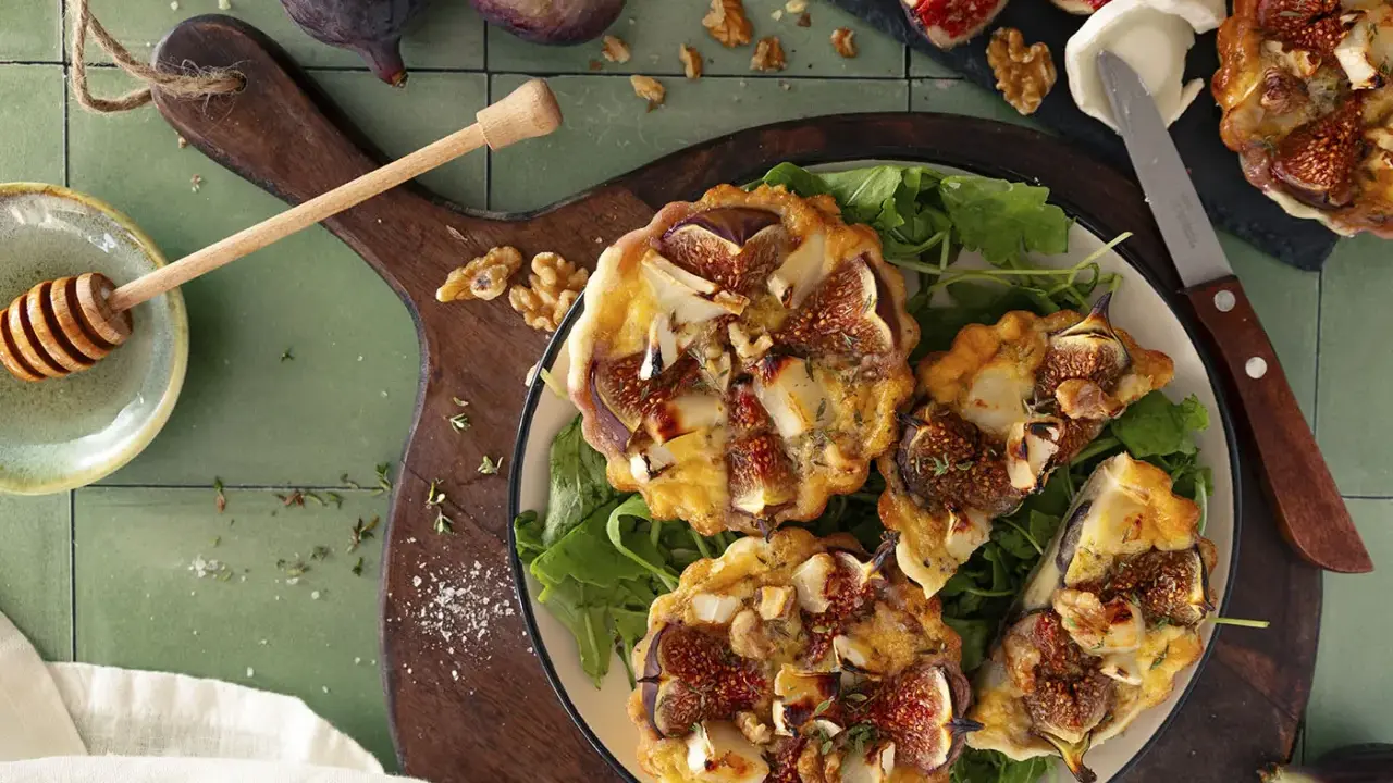 Herzhafte Feigen-Tartelettes mit Ziegenkäse und Walnüssen, ein köstliches Rezept für Feinschmecker.