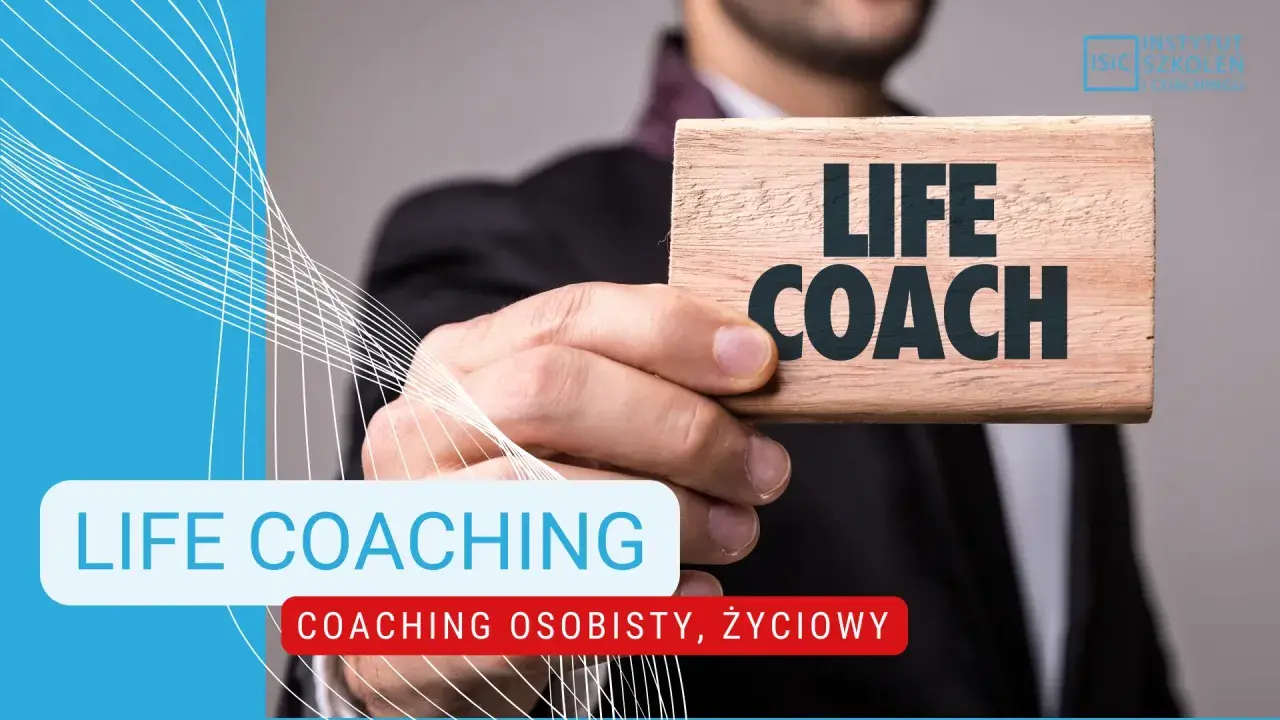 Mężczyzna trzyma tabliczkę z napisem "LIFE COACH". To ktoś, kto wspiera w rozwoju osobistym i życiowym.