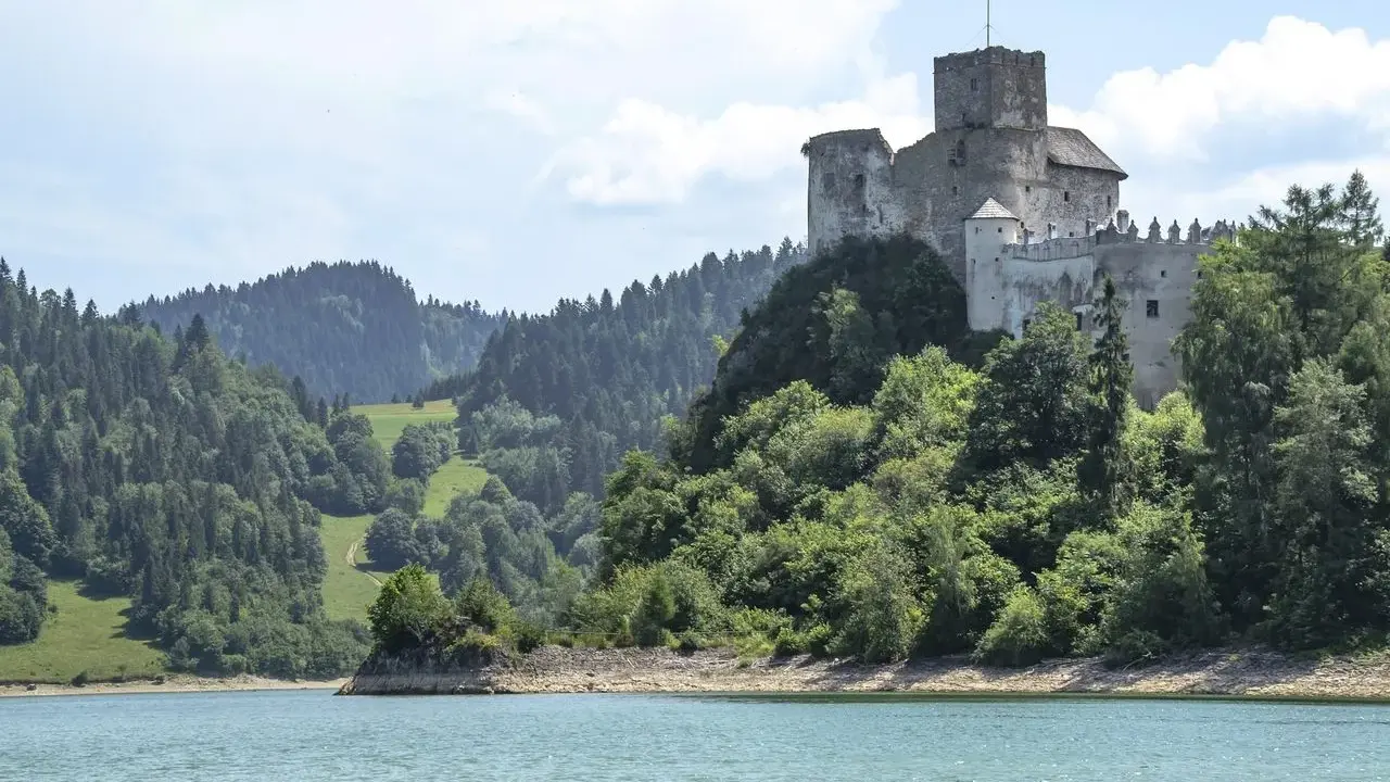 Zamek w Niedzicy, jedna z głównych atrakcji Pienin, góruje nad jeziorem.