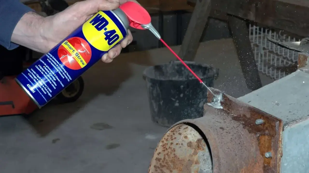 WD-40 wird auf rostigen Stahl gesprüht, um Rost von Edelstahl zu entfernen und die Teile wieder gängig zu machen.