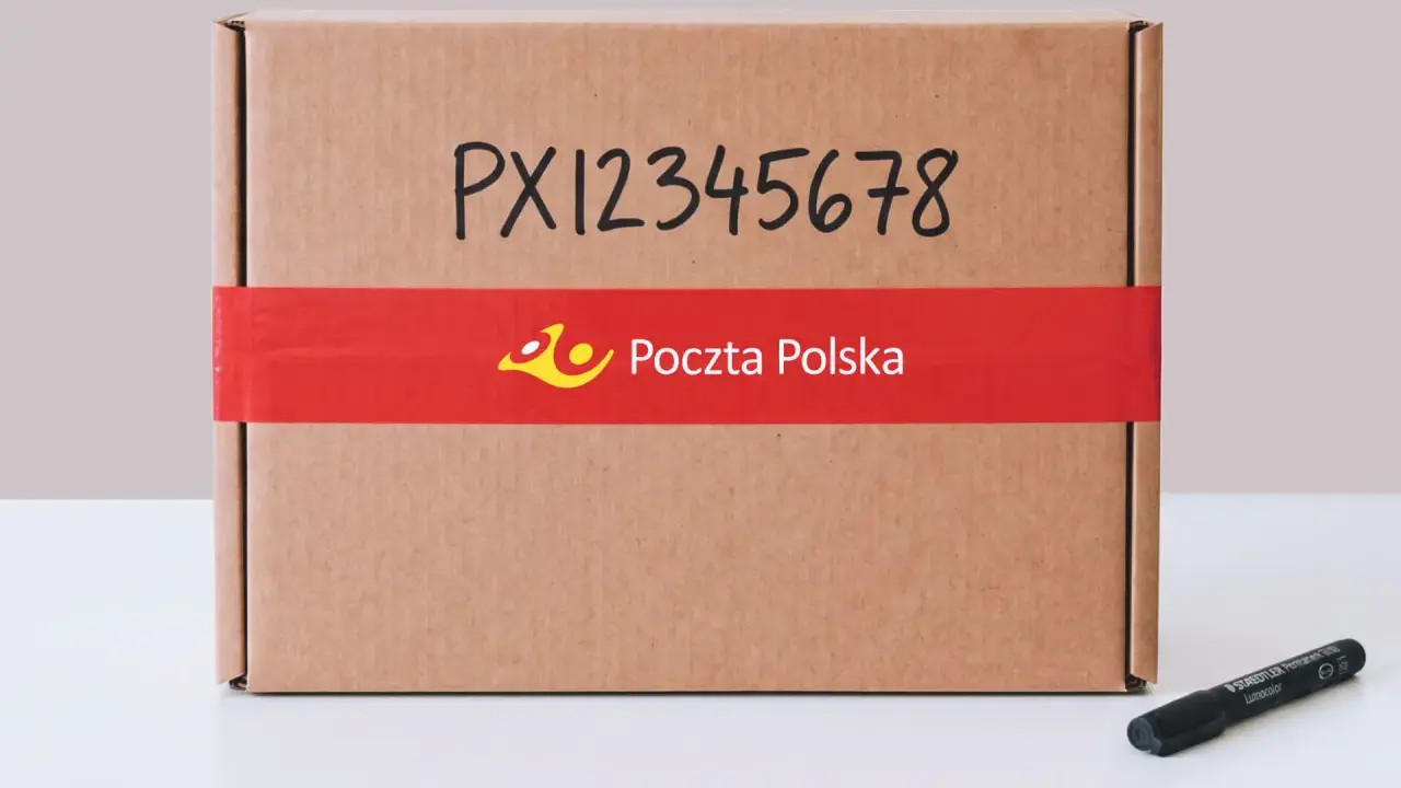 Paczka z numerem PX12345678 gotowa do wysyłki. Poczta Polska zadba o jej bezpieczny transport.