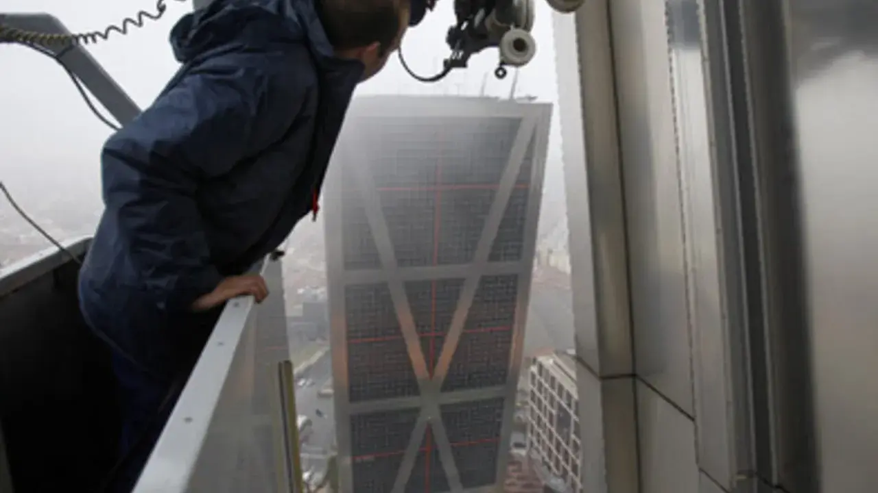 Un trabajador supervisa la construcción de las Torres KIO, inclinadas y emblemáticas de Madrid.