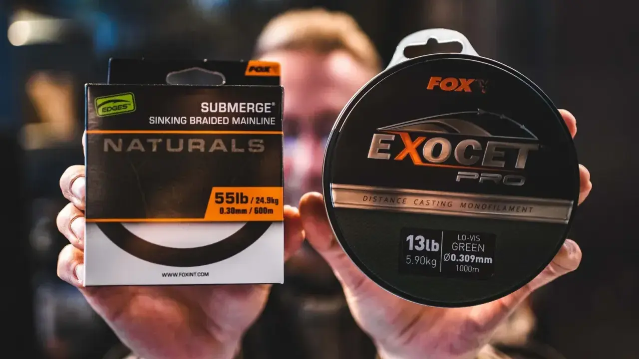 Dłonie trzymają pudełko z plecionką Fox Submerge Naturals i szpulę żyłki Fox Exocet Pro.