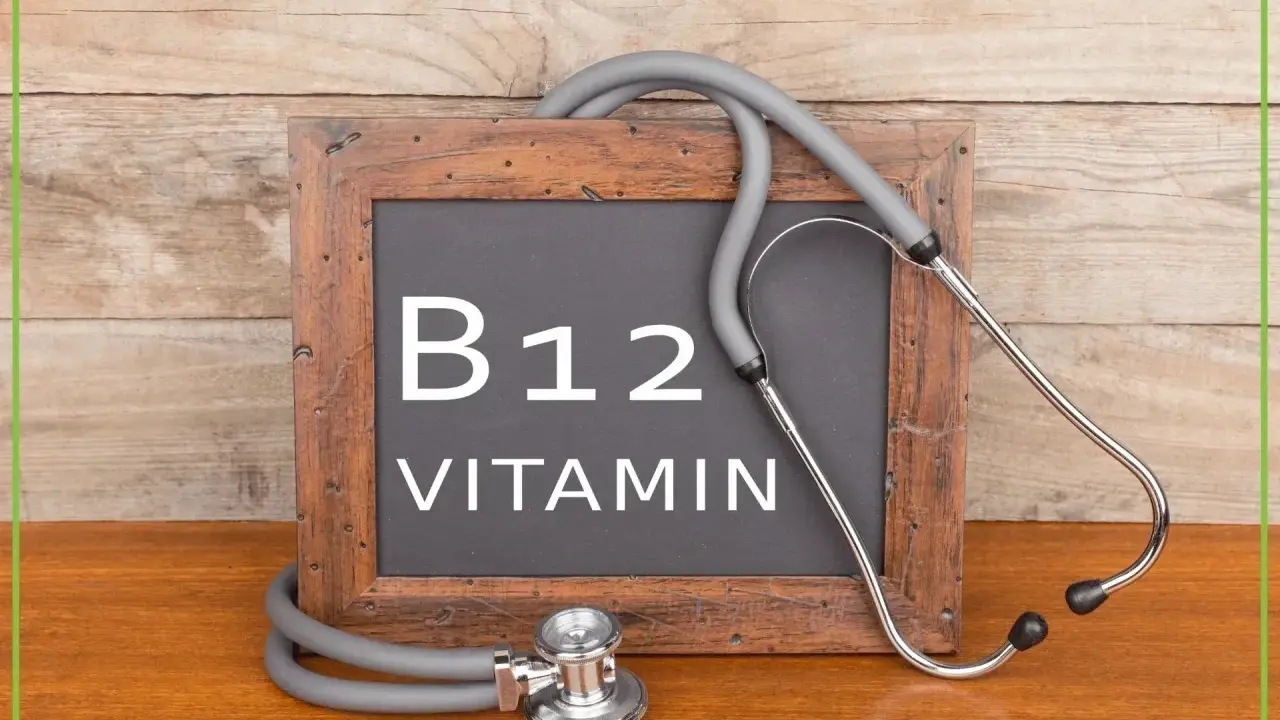 Tablica z napisem "B12 VITAMIN" i stetoskopem. Czy wysoki poziom B12 to powód do niepokoju?