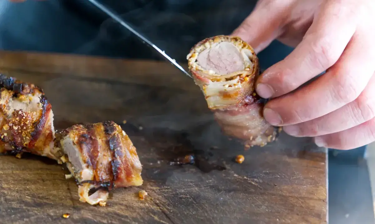 Ein saftiges Wildschweinfilet, in Speck gewickelt und knusprig gebraten. Dieses Rezept für Wildschweinfilet ist ein Genuss!