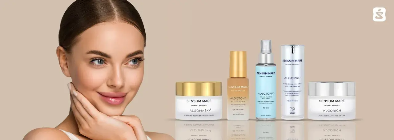 Kobieta z gładką cerą obok produktów SENSUM MARE: kremu Algomask, toniku Algotonic, serum Algopro i kremu Algorich.