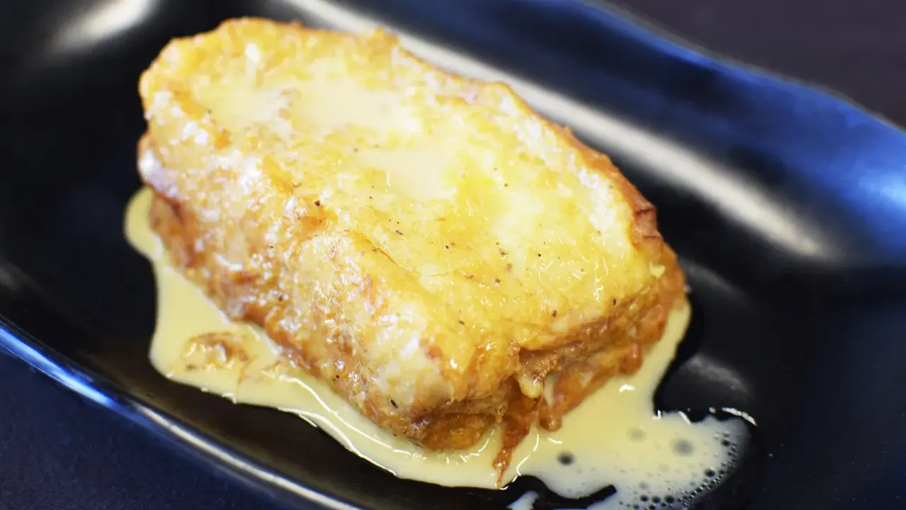 Torrija dorada y jugosa, bañada en una deliciosa salsa, ¡las mejores torrijas para disfrutar!