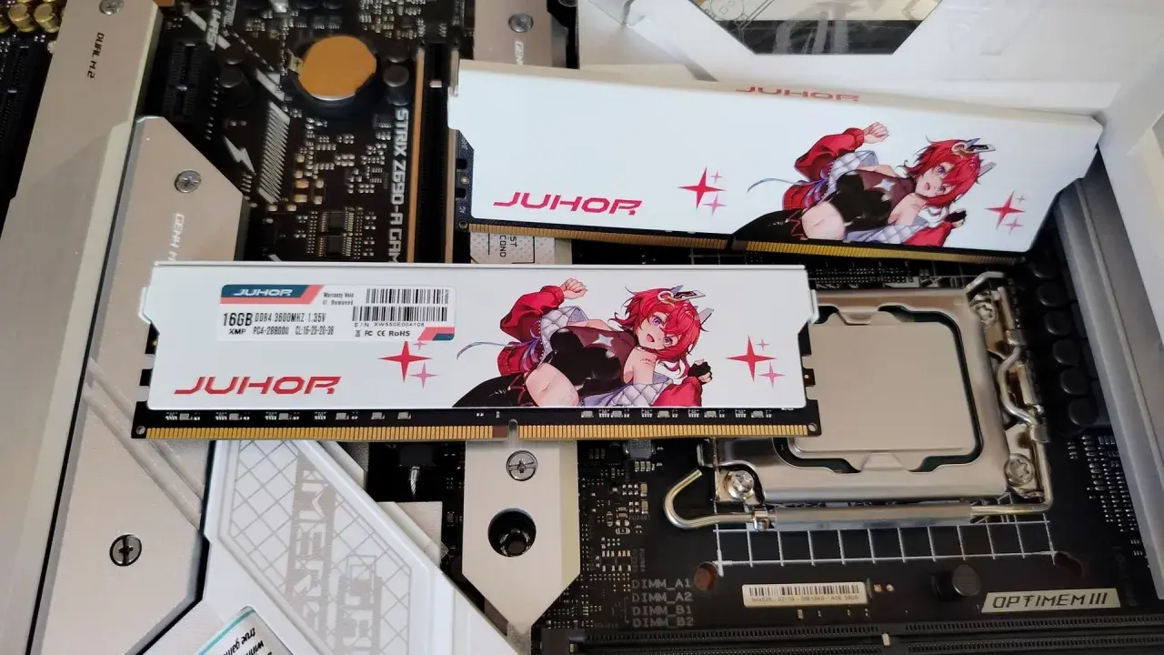 Pamięć RAM, co to? Moduły JUHOR DDR4 z anime girl na radiatorach, zamontowane na płycie głównej.