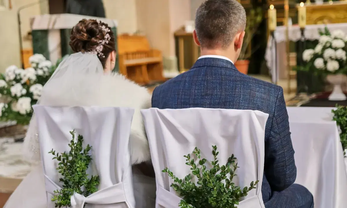 Para młoda siedzi w kościele. Czy świadkowie muszą iść do spowiedzi przed ślubem?