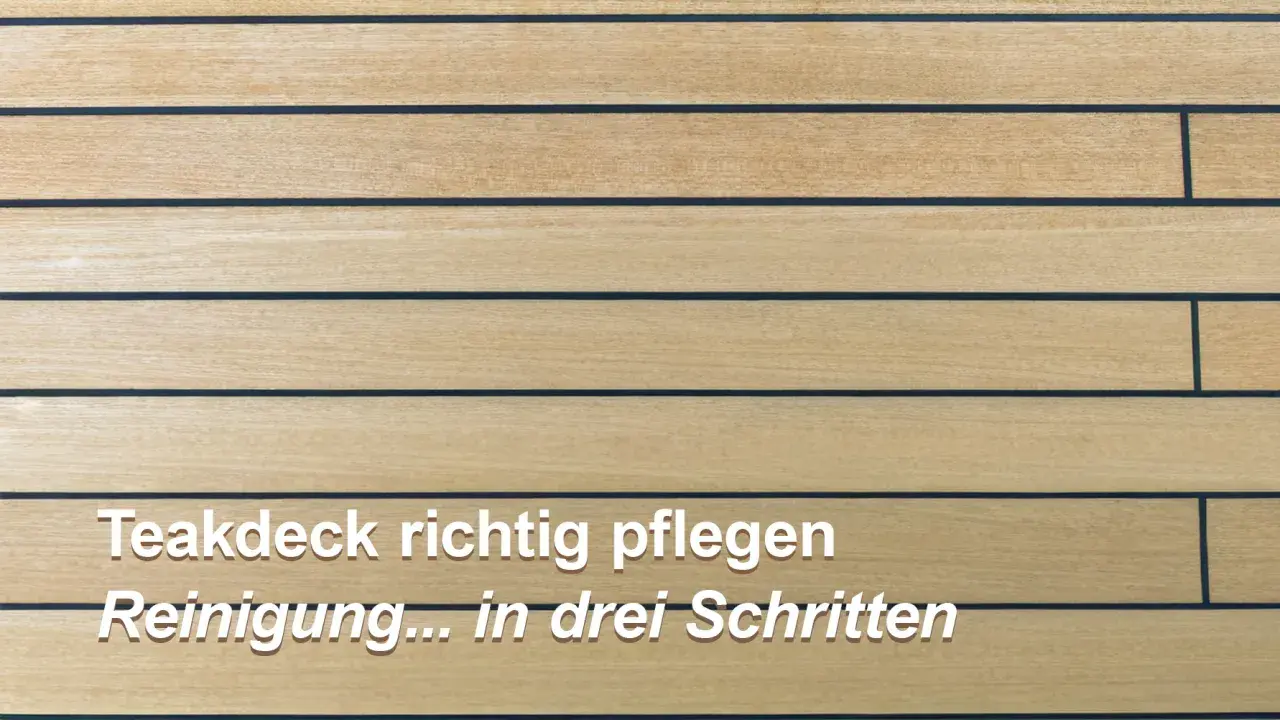 Nahaufnahme eines Teakdecks auf einem Boot. Die Holzplanken sind hellbraun mit dunklen Fugen. Der Text "Teakdeck richtig pflegen. Reinigung... in drei Schritten" ist zu sehen.
