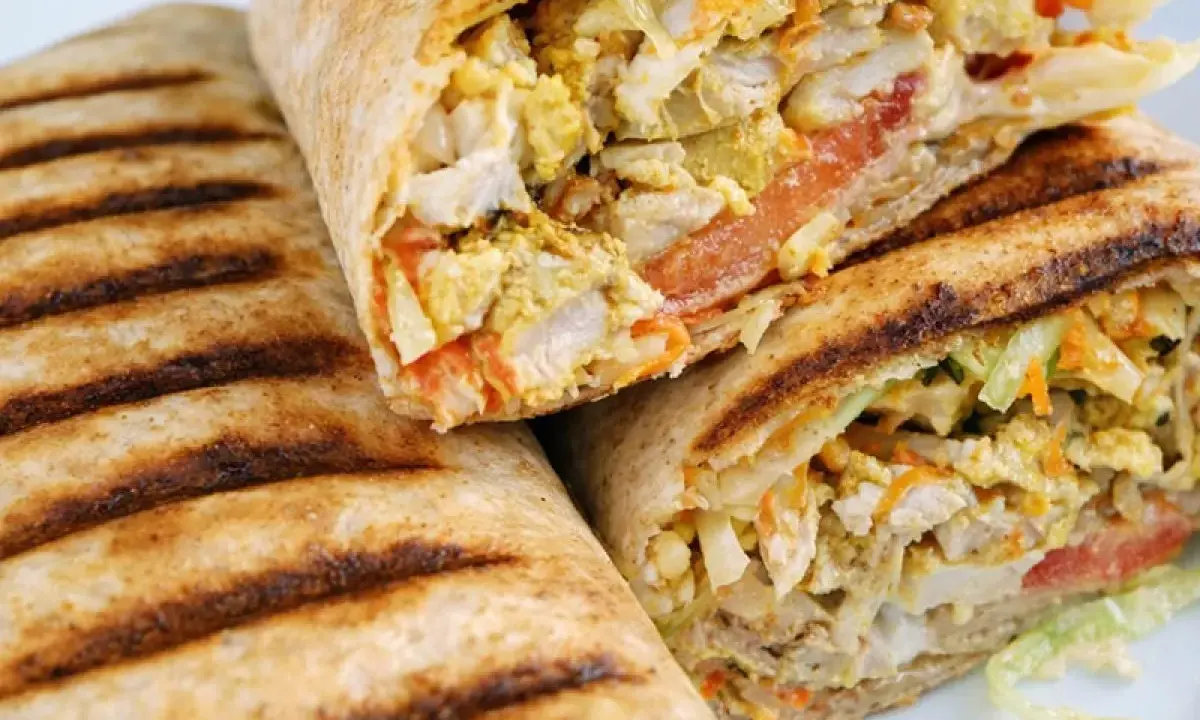Domowy kebab z kurczaka z piekarnika: Soczyste mięso jak z budki