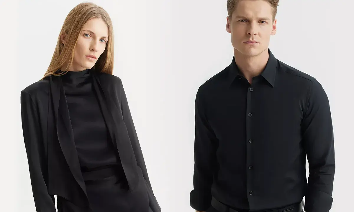 Elegancka kobieta w czarnej stylizacji i mężczyzna w czarnej koszuli męskiej, prezentujący klasyczne, ponadczasowe zestawy.