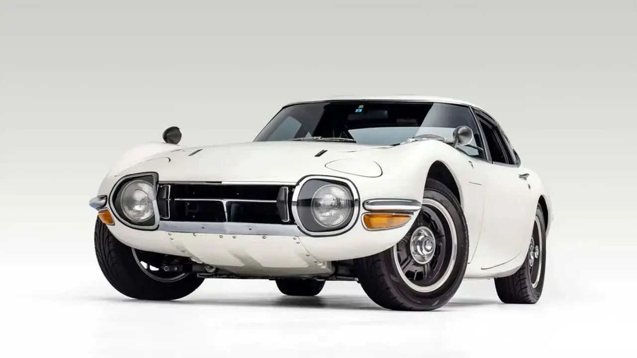 Weißer Toyota 2000GT, ein ikonischer Sportwagen. Der Toyota 2000GT Preis ist hoch, aber die Investition lohnt sich für dieses Meisterwerk.
