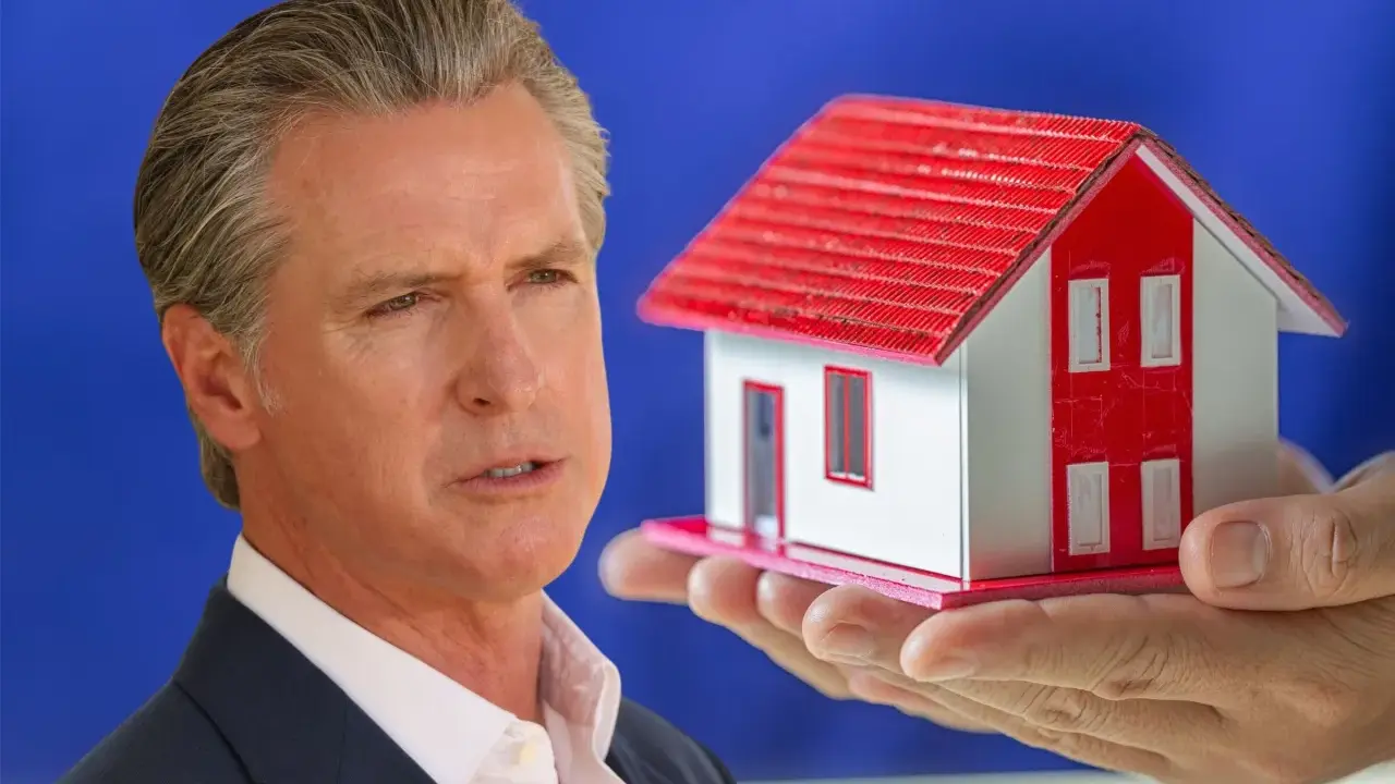 Hombre con traje mira una maqueta de casa roja y blanca, sugiriendo decisiones sobre arrendamientos de temporada.