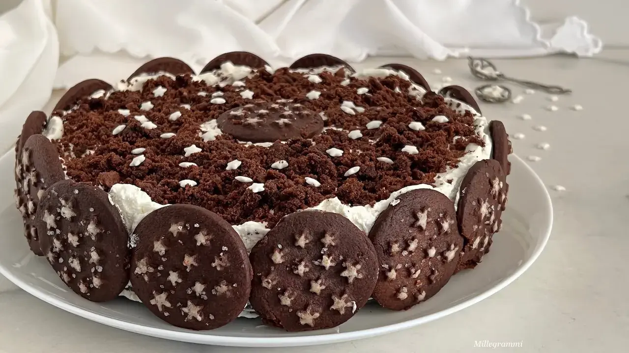 Torta Pan di Stelle decorata con biscotti, crema e briciole di cioccolato. Un dolce stellare!