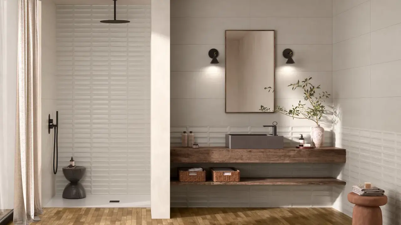 Bagno moderno con doccia a vista, lavabo in pietra e mensole in legno. Un esempio di idee bagno originali con un tocco naturale.