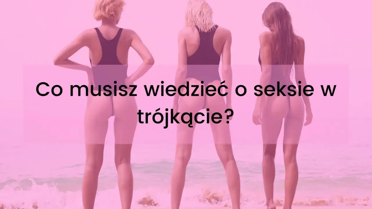 Trzy kobiety w strojach kąpielowych stoją na plaży.