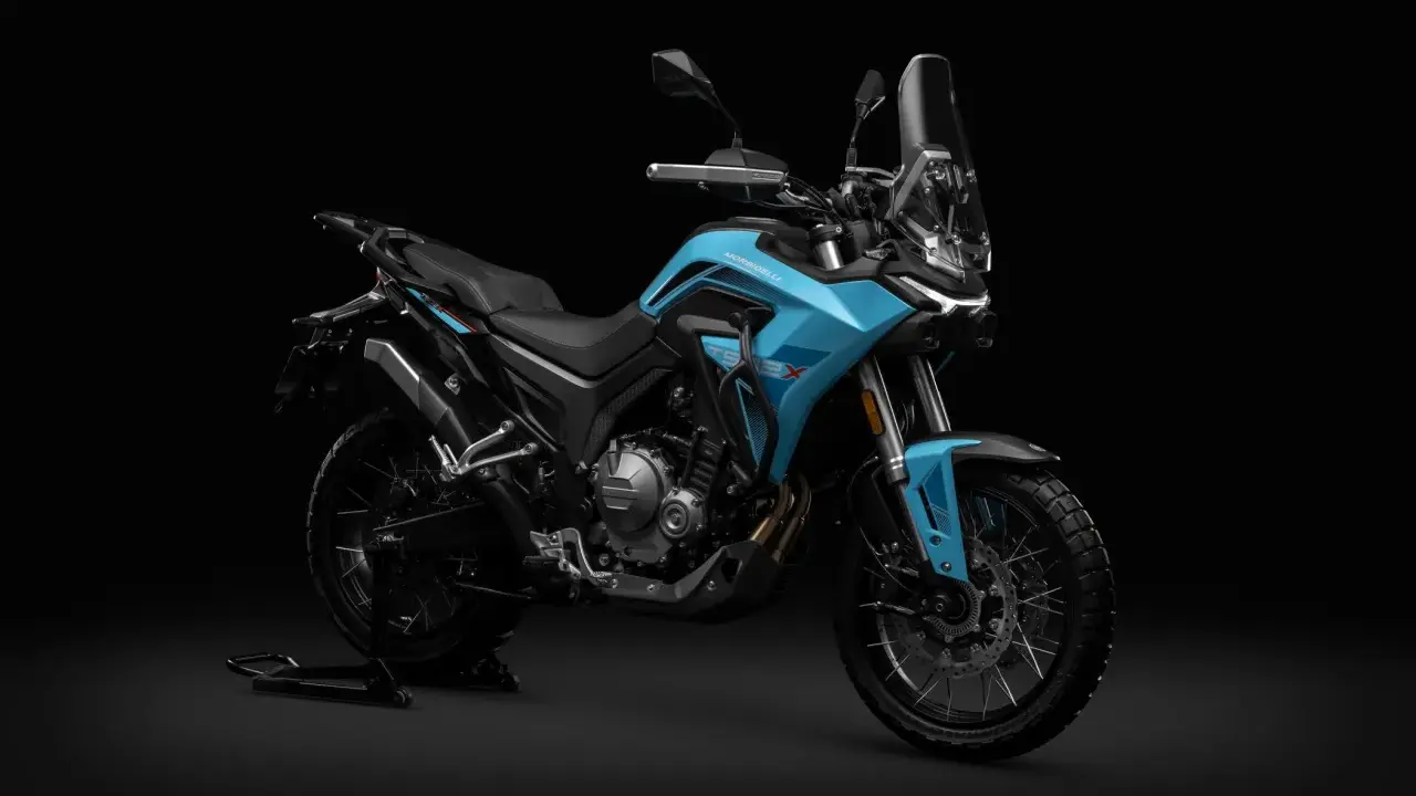 Niebieski motocykl sportowy Morbidelli TSX 525, idealny na trasy A2, z wysoką szybą i terenowymi oponami.