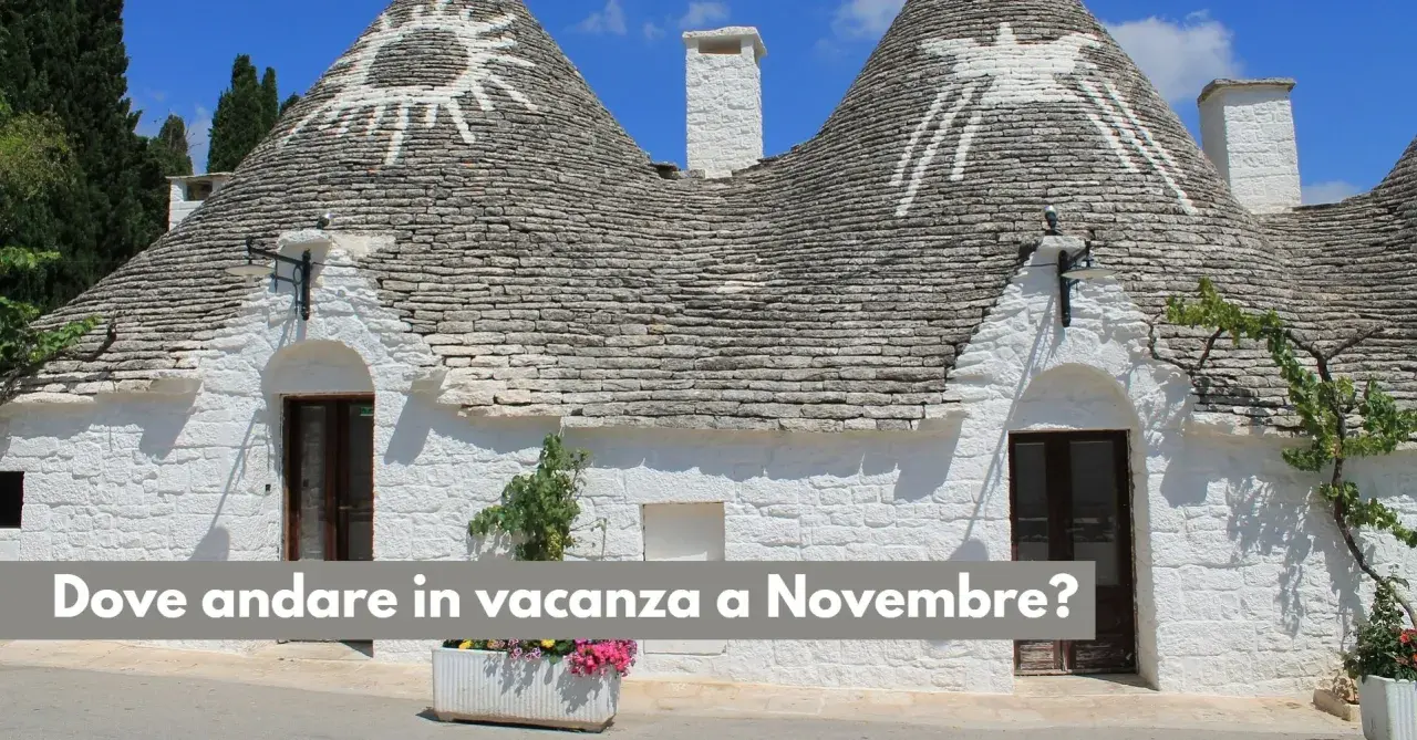Trulli pugliesi con simboli bianchi sui tetti conici. Scopri cosa fare a novembre in Italia, tra borghi e sapori autunnali.