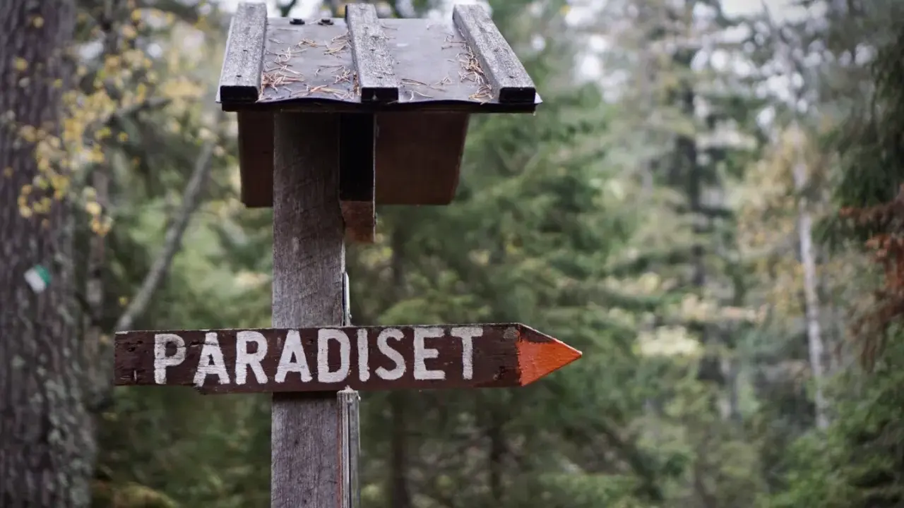 En skylt pekar mot paradisets naturreservat.