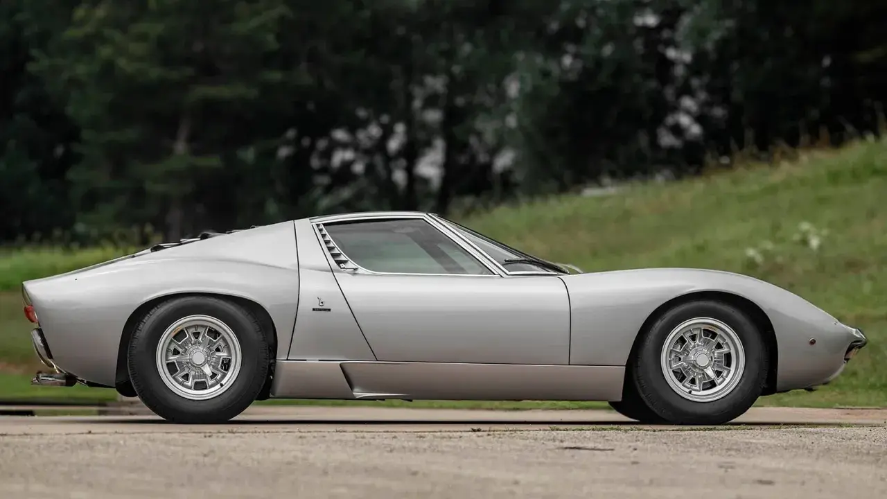 Silberner Lamborghini Miura S, ein Klassiker, dessen Preis Kenner begeistert.