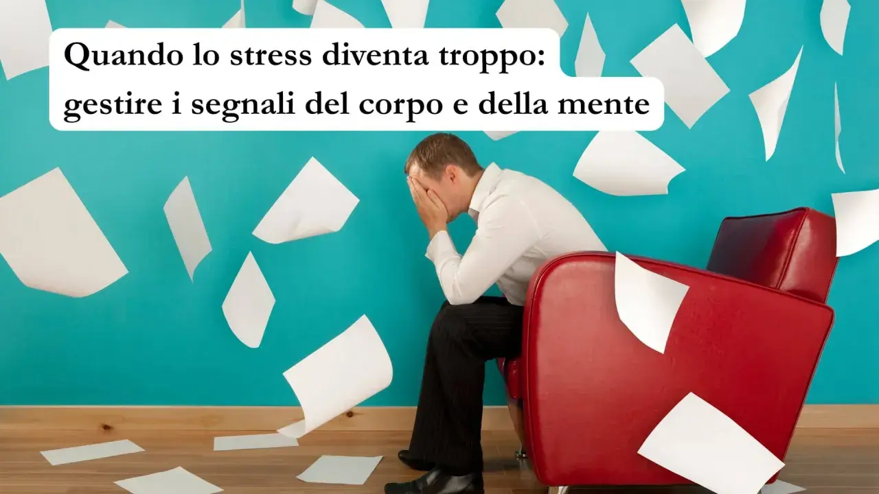 Uomo stressato in poltrona rossa, circondato da fogli volanti. Impara a gestire lo stress, non parlare lentamente cause.
