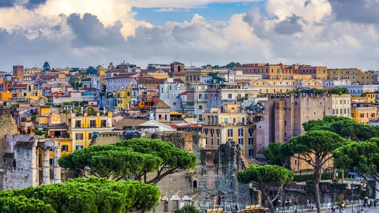 Vista panorámica de Roma con edificios históricos y pinos. Jóvenes exploran la ciudad eterna, disfrutando de su belleza.