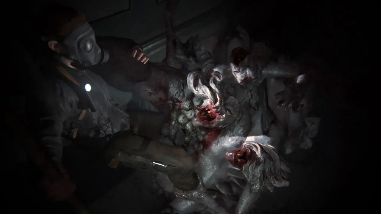 Postapokaliptyczna walka z potwornym królem szczurów w The Last of Us. Postać w masce gazowej i z latarką mierzy się z przerażającym stworzeniem.