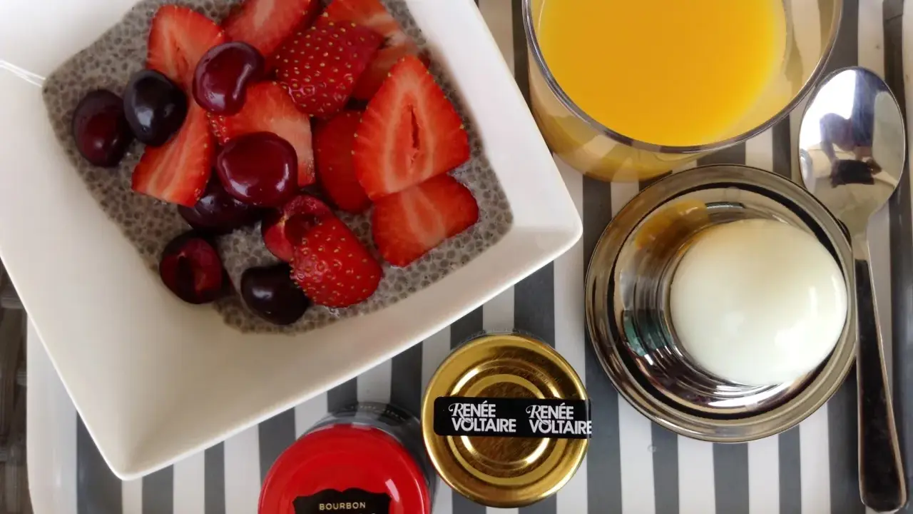 Frukost med chiapudding, bär, apelsinjuice och ett kokt ägg. En burk Bourbon Vanilla visar hur mycket vaniljpulver motsvarar en vaniljstång.
